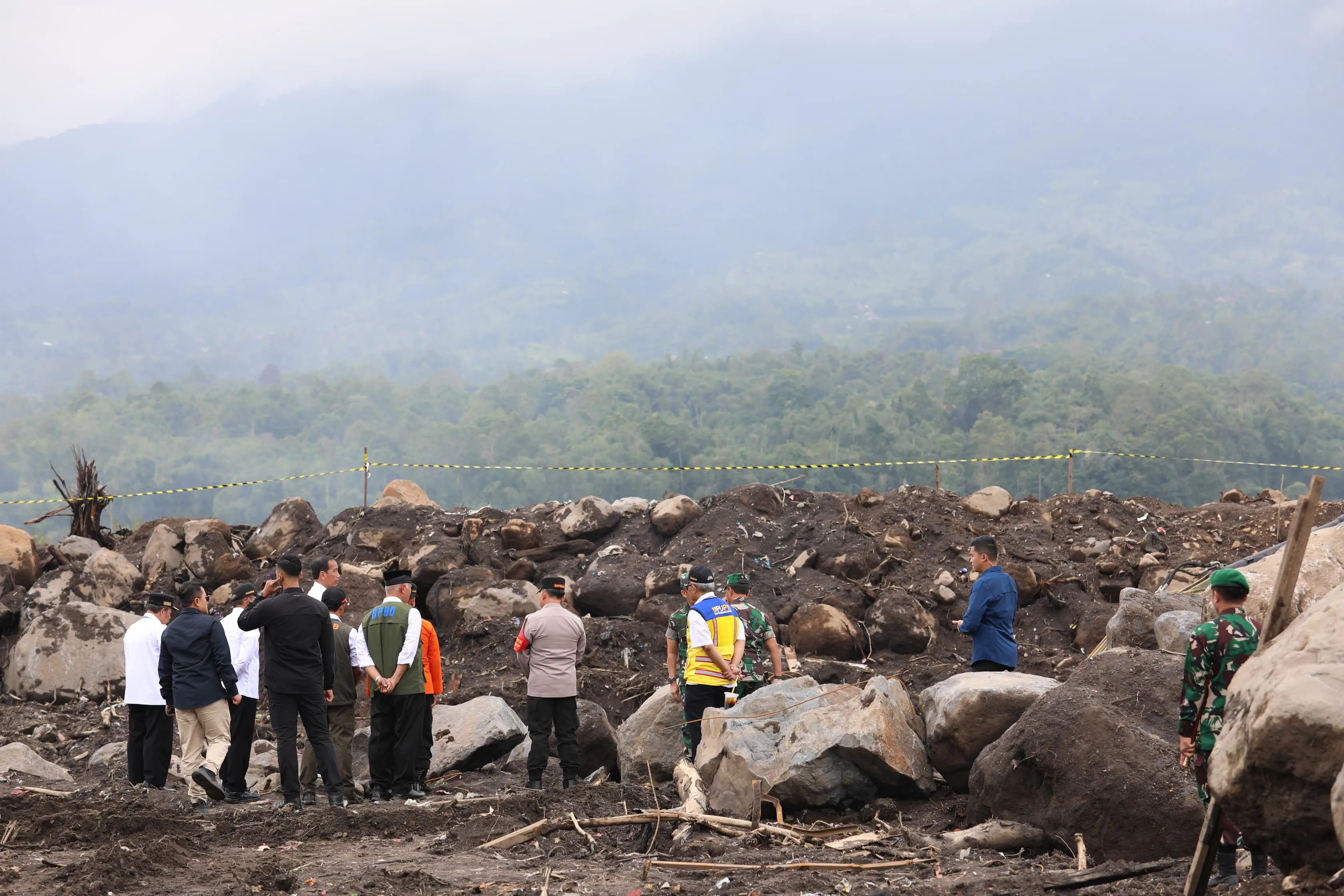 Kepala BNPB Letjen TNI Suharyanto, S.Sos., M.M., (rompi hijau dengan topi hitam) bersama Presiden Ir. Joko Widodo saat meninjau lokasi terdampak banjir lahar hujan Gunungapi Marapi di Nagari Bukit Batabuah, Kabupaten Agam, Sumatera Barat pada Selasa (21/5).